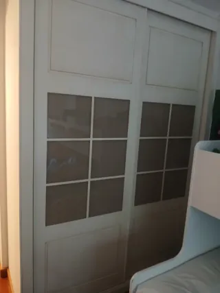 Armario ropero con puertas correderas. Seminuevo.