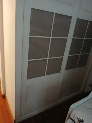 Armario ropero con puertas correderas. Seminuevo.