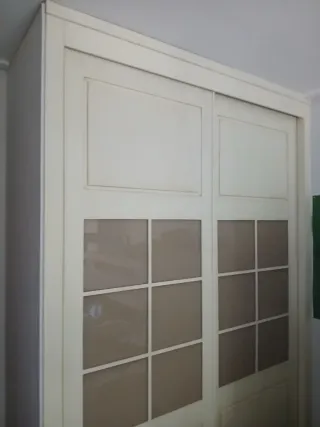 Armario ropero con puertas correderas. Seminuevo.
