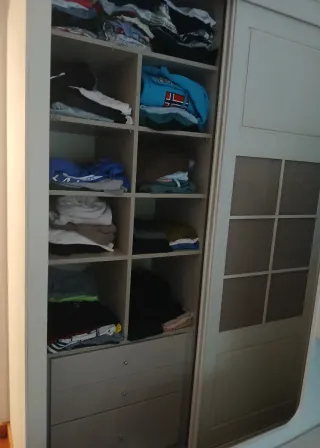 Armario ropero con puertas correderas. Seminuevo.