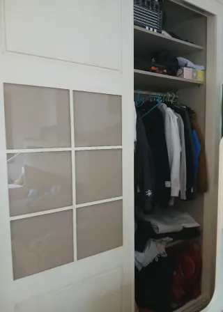 Armario ropero con puertas correderas. Seminuevo.