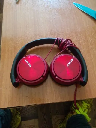 Auriculares negros y rojos