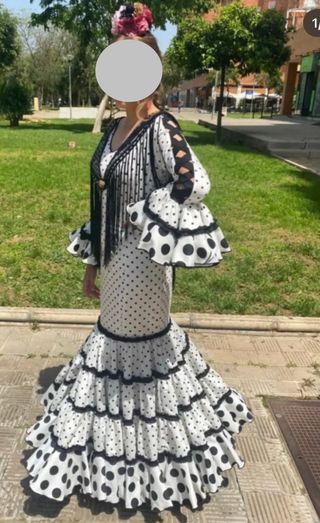 Traje de flamenca lunares blanco y negro
