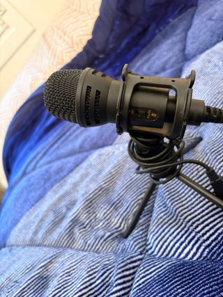 Micrófono de mesa con soporte