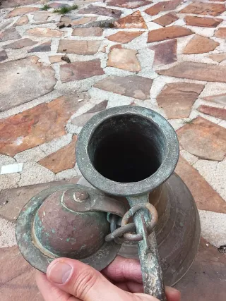 Jarrón de metal antiguo