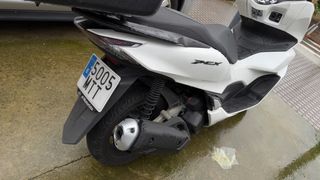 Honda PCX 125 Blanca con Baúl