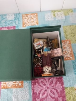 Lote objetos vintage en caja decorada