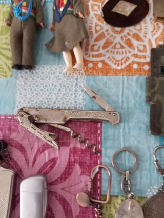 Lote objetos vintage en caja decorada