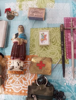 Lote objetos vintage en caja decorada