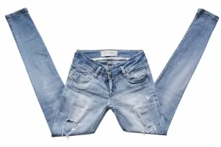 Vaquero / jeans pitillo de Stradivarius.