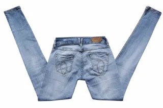 Vaquero / jeans pitillo de Stradivarius.