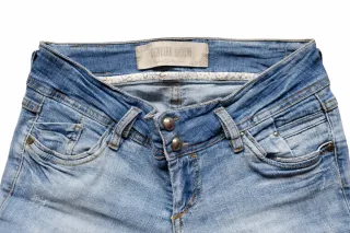 Vaquero / jeans pitillo de Stradivarius.