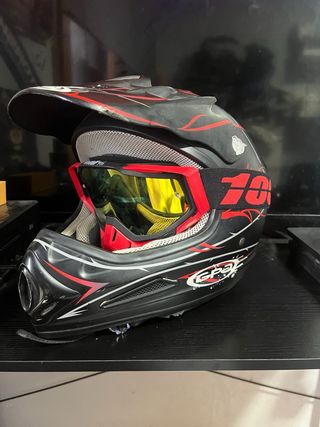 Casco de moto con gafas 100%