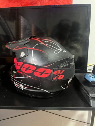 Casco de moto con gafas 100%