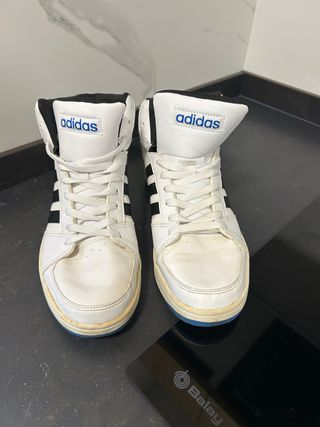 Zapatillas Adidas Hoops Blancas y Negras