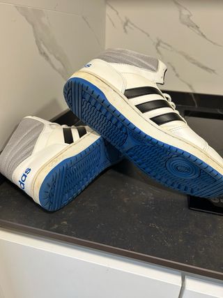 Zapatillas Adidas Hoops Blancas y Negras