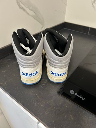 Zapatillas Adidas Hoops Blancas y Negras