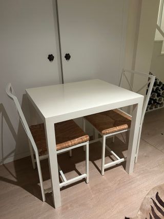 Mesa/escritorio blanca, diseño sencillo y práctico