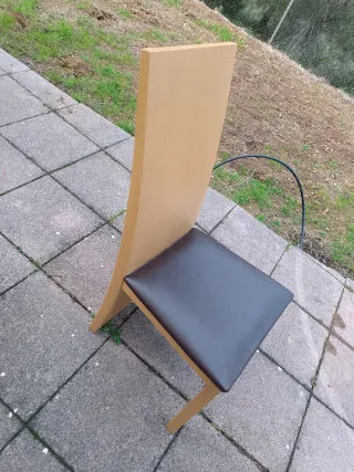 Silla de madera con asiento de piel