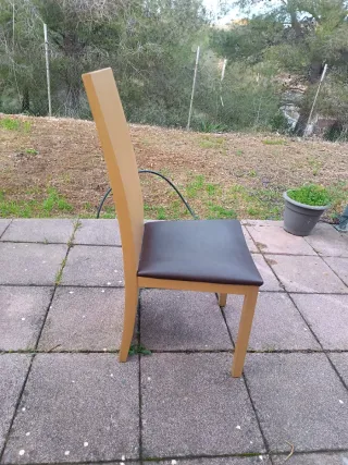 Silla de madera con asiento de piel