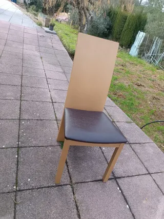 Silla de madera con asiento de piel