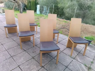 Silla de madera con asiento de piel
