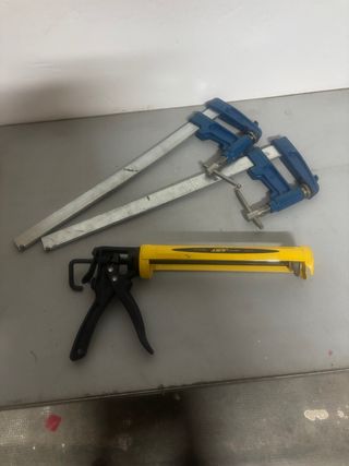 2 Sargentos y pistola silicona
