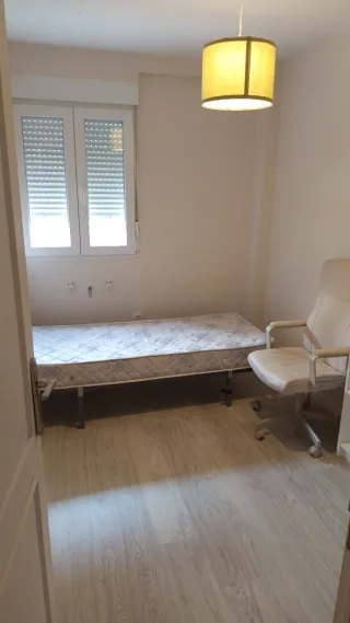 Se alquila habitación amplia
