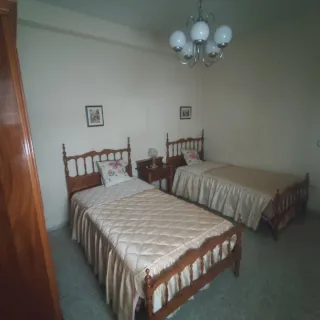 Juego de 2 camas completas de madera de 90+mesilla