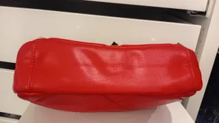 Bolso bandolera rojo con tachuelas doradas