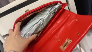 Bolso bandolera rojo con tachuelas doradas