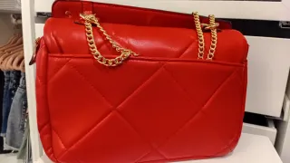 Bolso bandolera rojo con tachuelas doradas