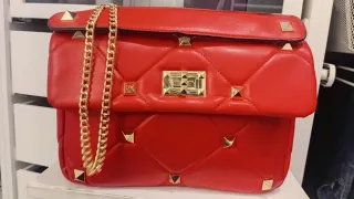 Bolso bandolera rojo con tachuelas doradas