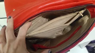 Bolso bandolera rojo con tachuelas doradas