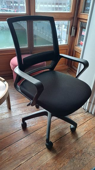 Silla de oficina con ruedas y reposabrazos