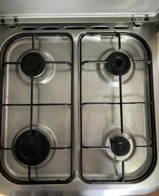 Cocina de gas plateada