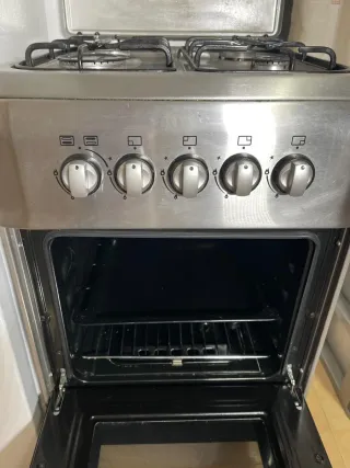 Cocina de gas plateada