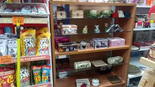 Estantería de madera con estantes de cristal