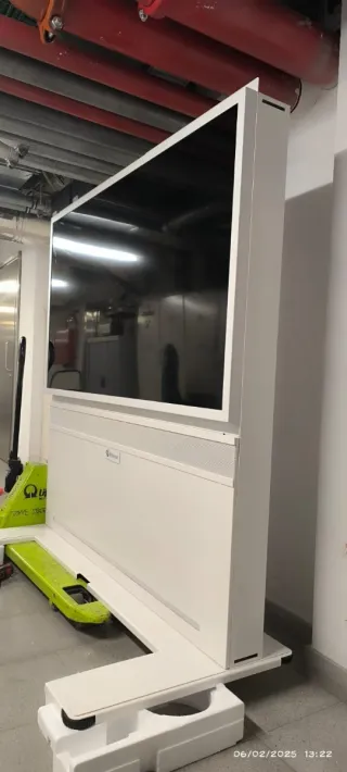 Monitor Profesional LED 70 y armario de acero.