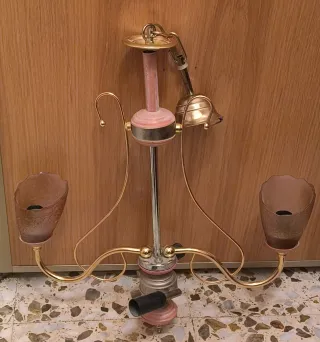 Lámpara de techo dorada y rosa