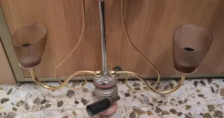 Lámpara de techo dorada y rosa