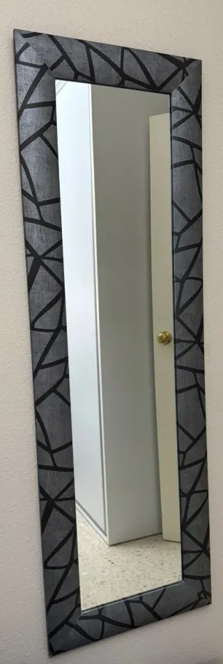 Espejo de dormitorio con marco decorativo