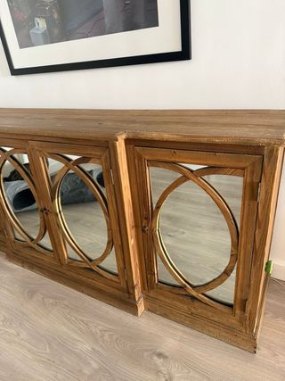 Aparador de madera con espejos.