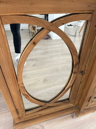 Aparador de madera con espejos.