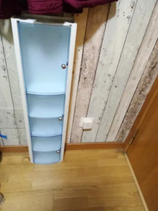 Estante de baño estrecho blanco y azul