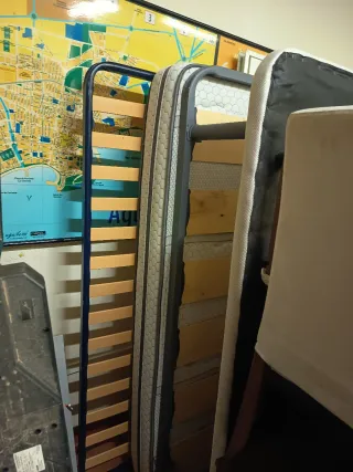 Colchón viscoelástico con base metálica