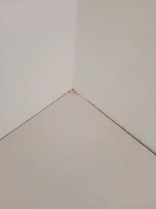 Armario blanco y rojo con cajones