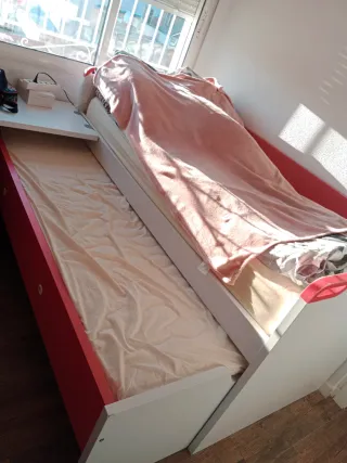 Armario blanco y rojo con cajones