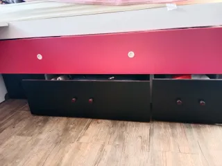 Armario blanco y rojo con cajones