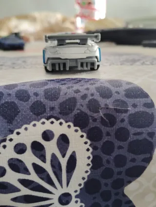 Coche de juguete deportivo plateado